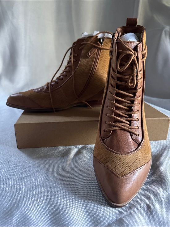 Kelsi Dagger Shoes - Kelsi Dagger Sedon Two-Tone Tan Lace-Up High-Top Boots